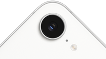 iPhone 17e, vista parcial de la parte posterior, color blanco, c&aacute;mara Fusion en la parte superior